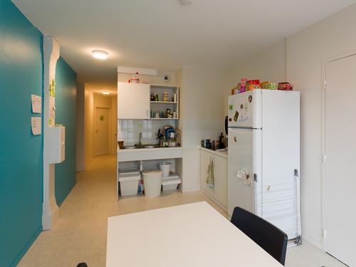 Appartement partagé de 6 personnes, pièce de vue/cuisine commune, 2 sdb et 2 wc, chambres individuelles avec lavabo fermant à clé.
Photo non contractuelle